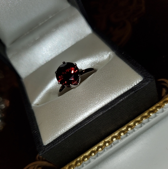 1.2 Carat AAA zirconia garnet birthstone ring - Picture 2 of 5